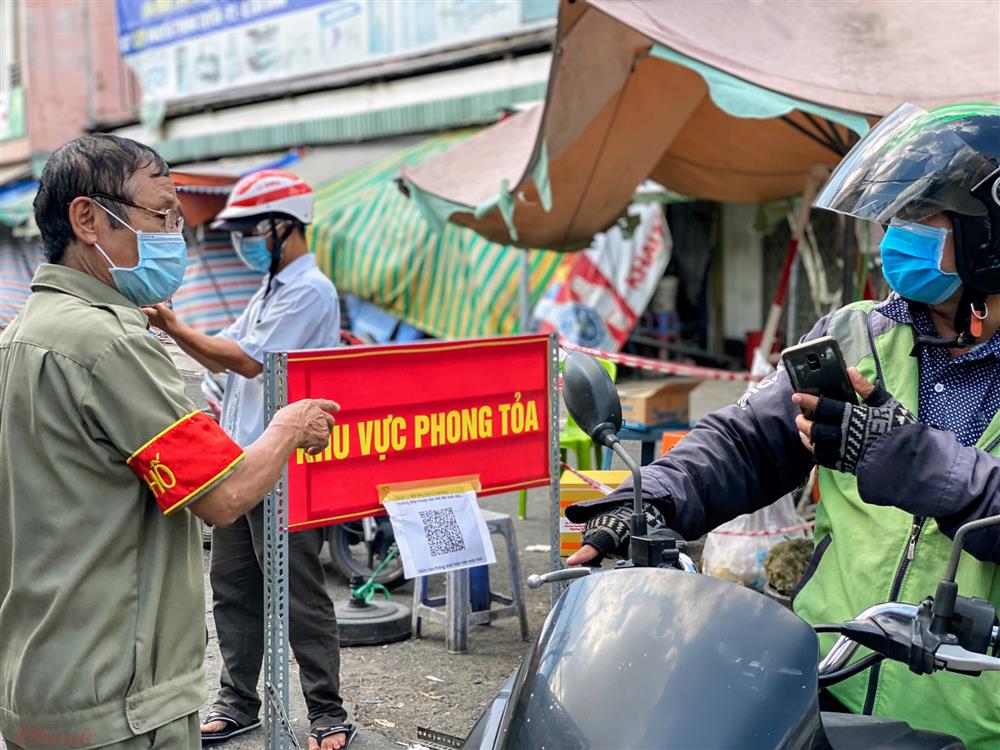 10 nhóm đối tượng được phép ra đường sau 18 giờ trong thời gian thực hiện giãn cách ở TP. Hồ Chí Minh